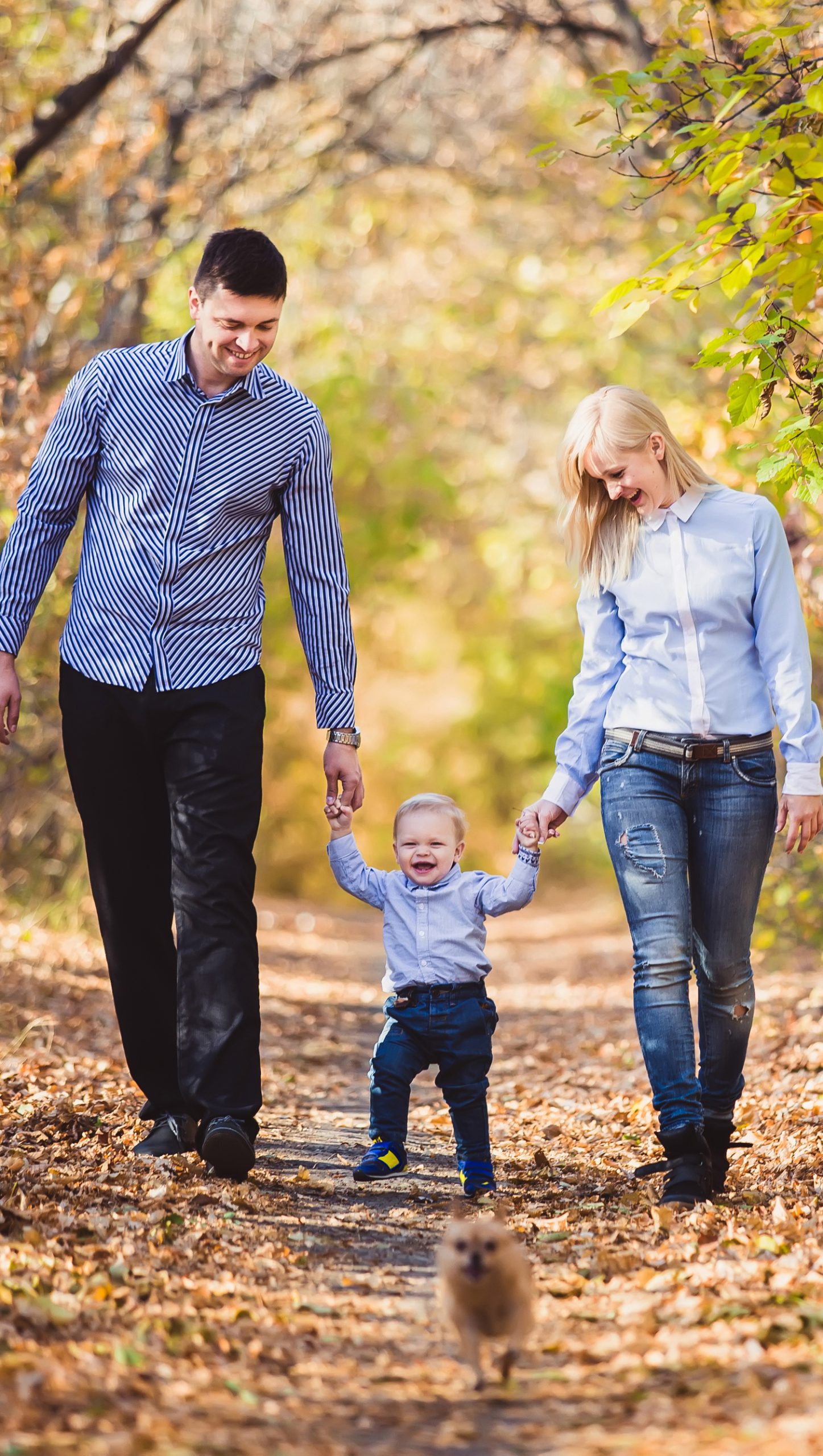 mom_dad_toddler_walking_shutterstock_424847647 _Thin